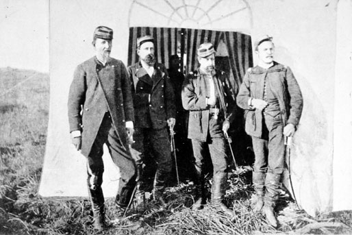 Foto antigua de soldados en una tienda de campaña