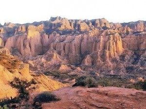 Sierras pedregosas y áridas, de empinada pendiente, en la provincia de San Luis.jpg