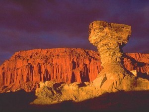 Formación rocosa en la provincia de San Juan, contra un cielo tormentoso, iluminada por el sol bajo de la tarde o de la mañana