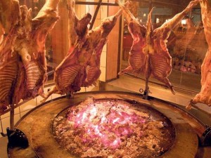 Cuatro corderos patagónicos se asan en cruces ante el fuego